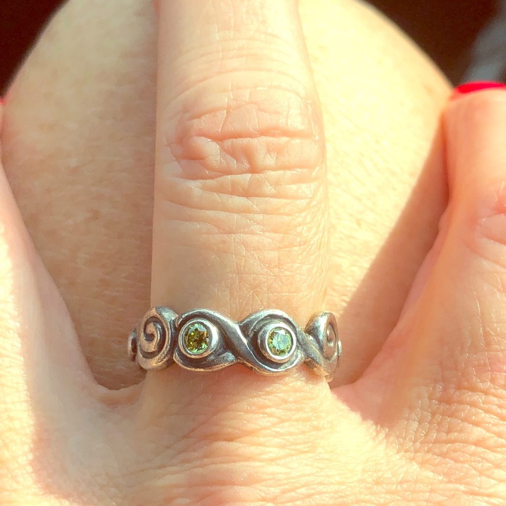 Pandora retired peridot ring .925